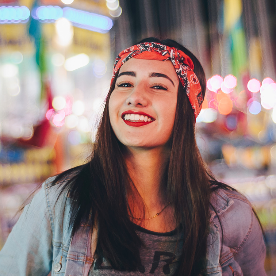 Imagen de una mujer, escritora, sonriente