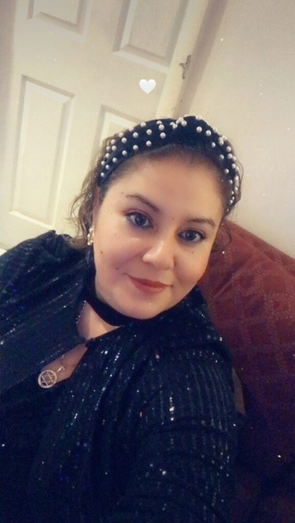 Retrato de Joyce González, autora de "Mi Madre y Yo", sonriente, con diadema de perlas y vestida de negro con brillo.