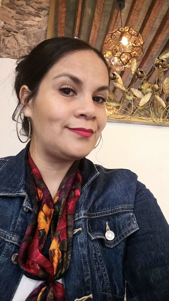 Una foto en primer plano de la escritora mexicana Azucena M. Ortiz